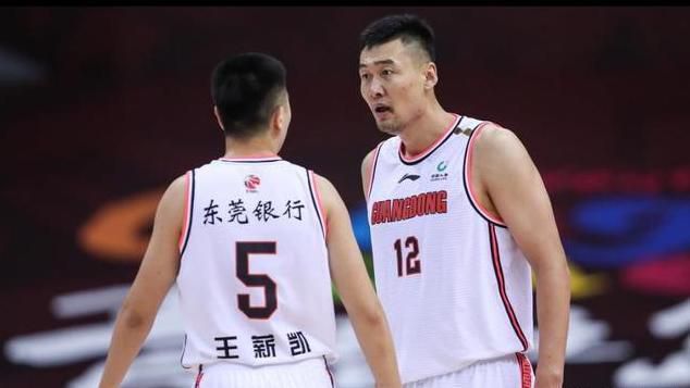 且曼联若能从美国人回到英国人手里，是一个让俱乐部回归“英国俱乐部”定位的机会。